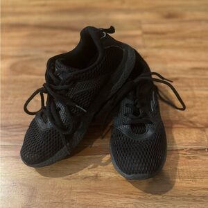 Everlast running shoes youth
